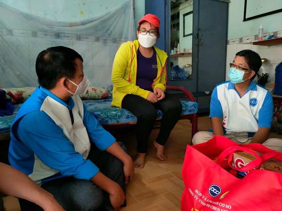 The Trade Union of Pou Chen Vietnam Co., Ltd. visits workers' boarding houses during Tet. Archive photo: Ha Anh Chien