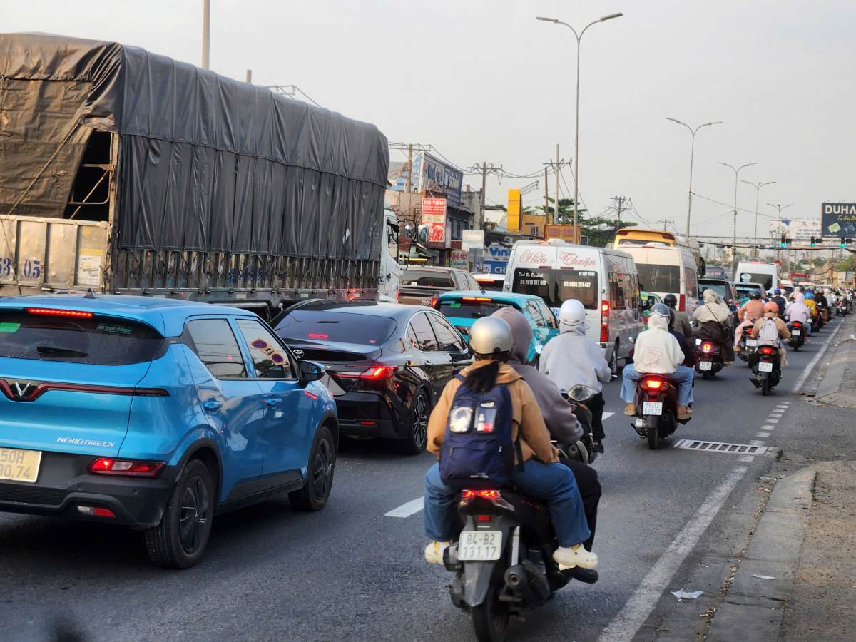 Tai duong Le Kha Phieu (quoc lo 1) huong cac tinh mien Tay di TPHCM xe dong, nhung khong un tac. Anh: Anh Tu
