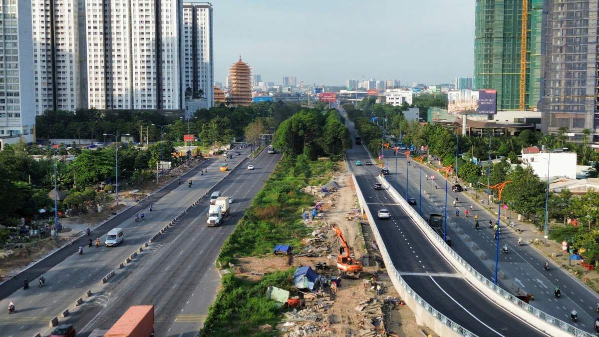 Ghi nhan tren cau vuot nhanh N2 huong ve Xa lo Ha Noi khong un tac. Anh: Anh Tu