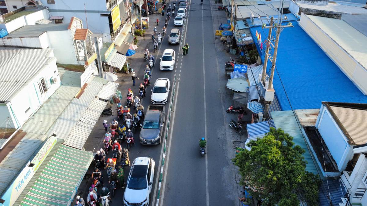 Pha Cat Lai dong xe dong noi duoi nhau cho kiem soat ve, un u nhe. Anh: Anh Tu