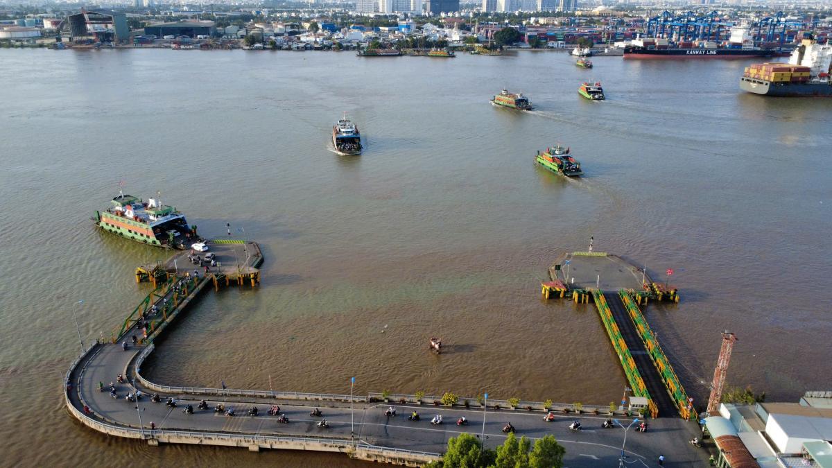 Toan canh pha thay nhau sang don khach o Cat Lai. Anh: Anh Tu