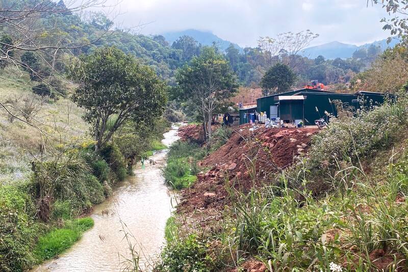 Long suoi bi do lan dat, da lay mat bang xay dung khien long suoi bi hep lai, tiem an nguy co sat lo, soi mon. Anh: Nhom PV