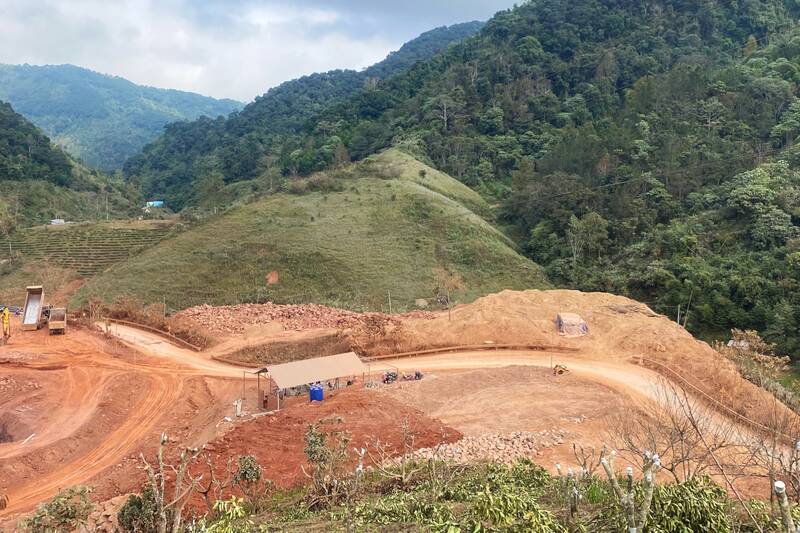 Phia giap ranh khu vuc Cung Ba va Bo Hon, ban Phat cung bi do dat da lan long suoi. Anh: Nhom PV