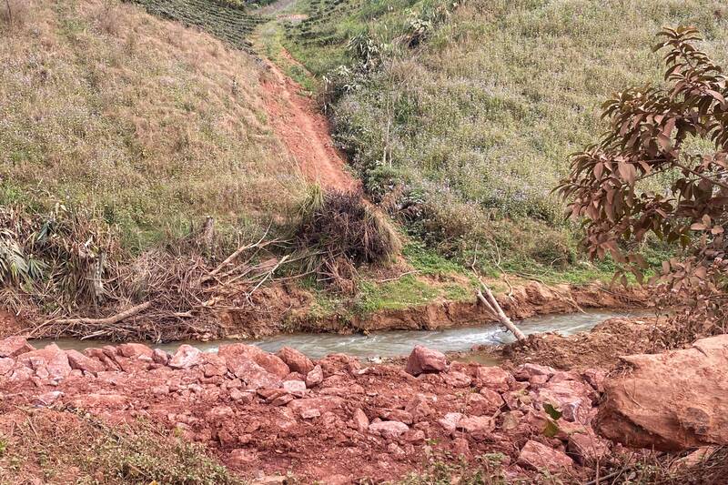 Hai ho dan do dat, da lan long suoi va lam hong cau qua khu san xuat cua mot so ho dan ban Phat, xa Long Sap. Anh: Nhom PV