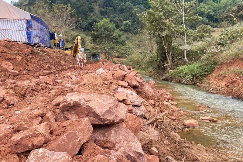 People are upset because two households in the Cung Ba area, Ban Phat, Long Sap commune, Son La province poured soil and rocks encroaching on the stream bed and leveling to get ground for construction. Photo: PV Group