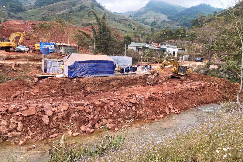 Khu vuc Cung Ba, ban Phat, xa Long Sap bi hai ho dan do dat da lan long suoi Sap. Anh: Nhom PV