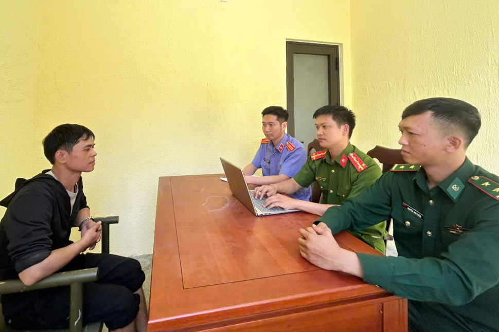 Doi tuong Do The Hung bi bat giu khi dang van chuyen phao no trai phep. Anh: Cong an