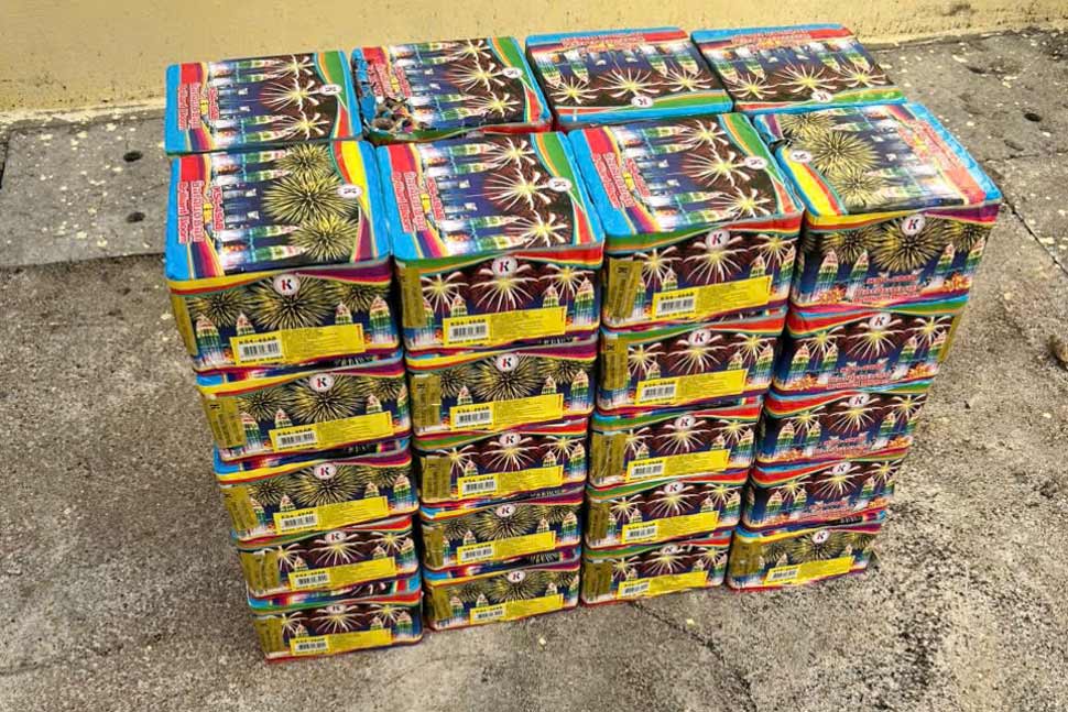 警察は、ザライ省で違法に爆発した花火の輸送、売買事件を相次いで発見、逮捕しています。写真:警察