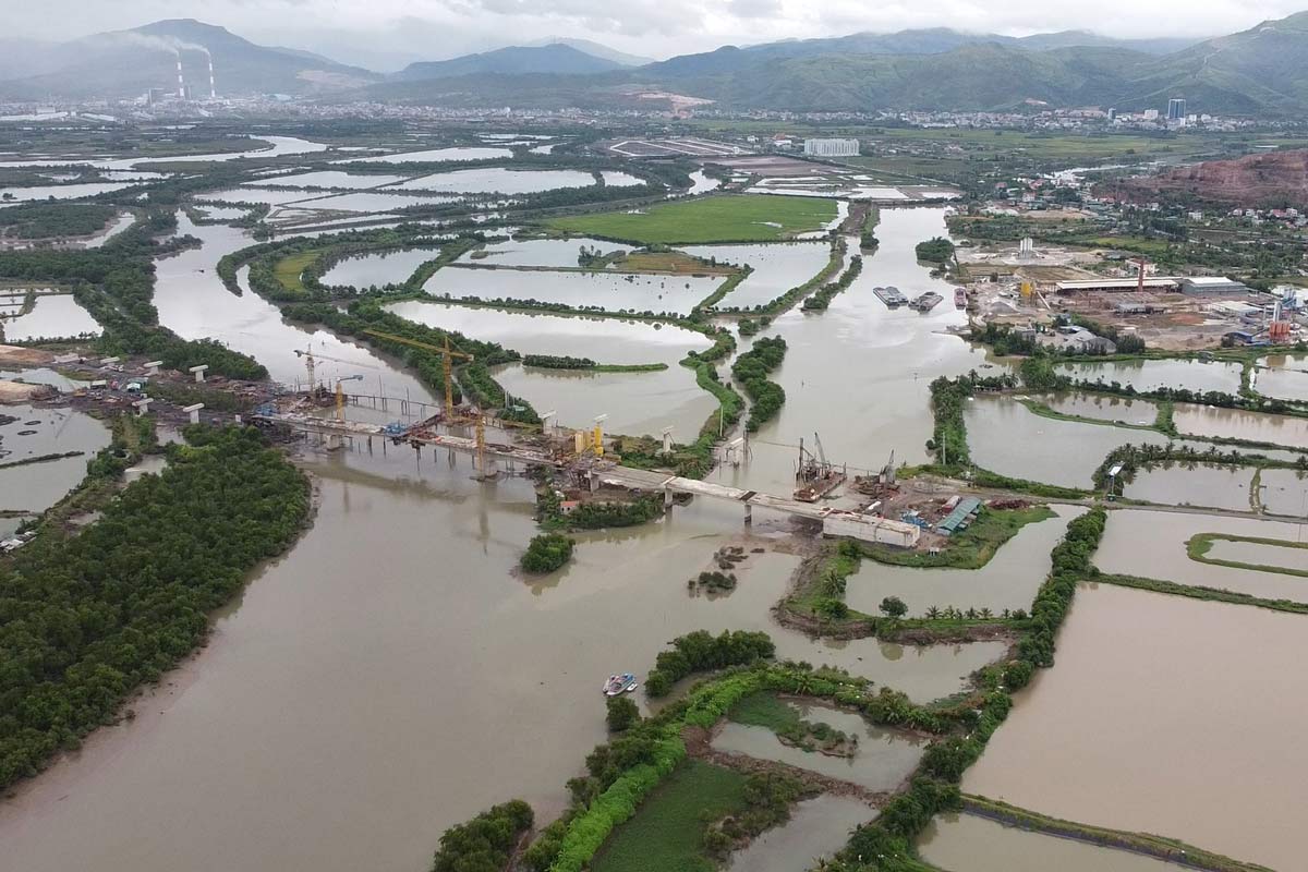 Song Rut bridge, belonging to the riverside road project connecting from Ha Long - Hai Phong expressway to Dong Trieu area (Quang Ninh). Photo: Doan Hung