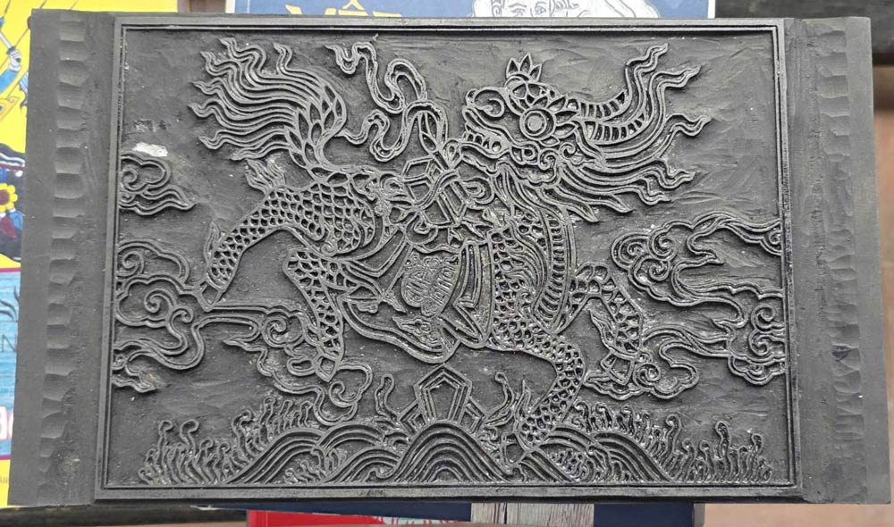 Ván khắc gỗ hình long mã do dự án Ngự Hà Viên thực hiện. Ảnh: Hương Bình