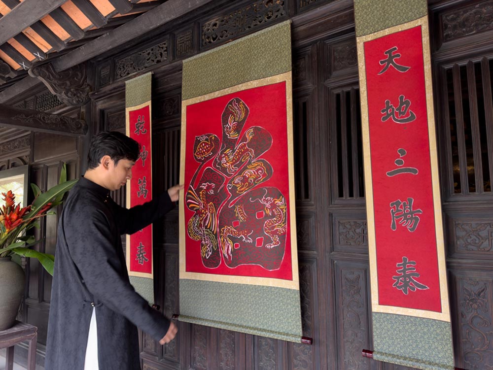 Bộ tranh liễn chữ Phúc Tứ linh in từ mộc bản phục dựng, tái hiện tinh thần mỹ thuật và ý nghĩa cầu chúc tốt lành của liễn làng Chuồn trong dịp Tết. Ảnh: Bạch Châu.