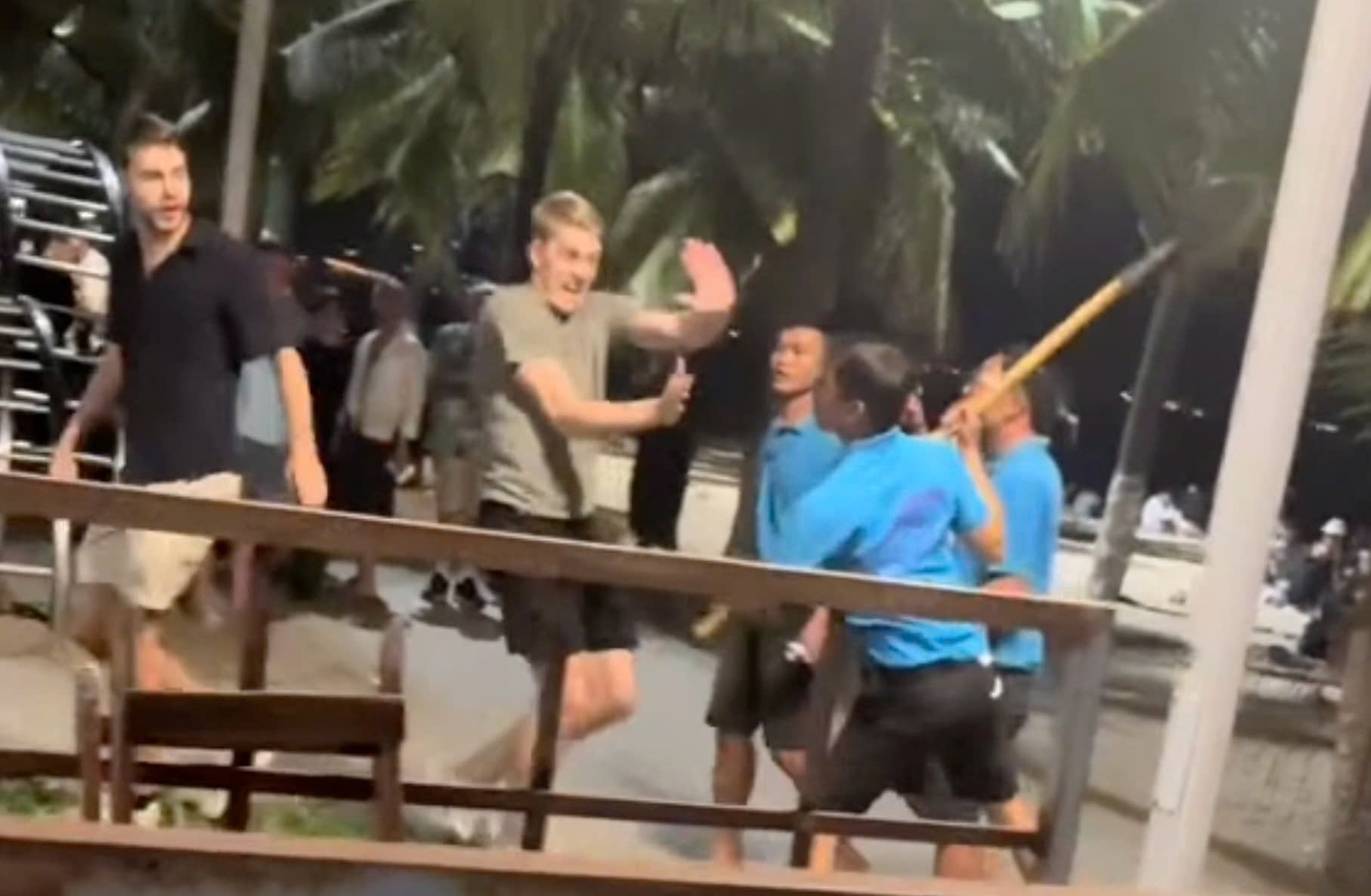 Cơ quan chức năng đang làm rõ vụ du khách nước ngoài bị dọa đánh tại bãi biển Nha Trang. Ảnh: Hữu Long