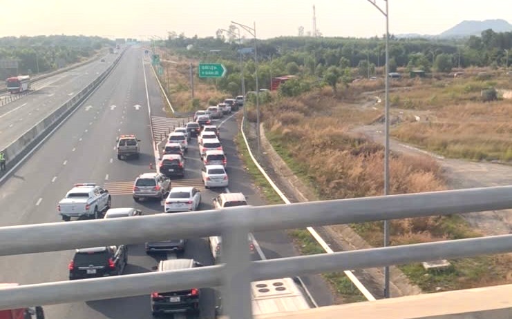 Traffic diversion to Xuan Loc intersection on the Phan Thiet - Dau Giay expressway to avoid being pushed up the expressway, causing serious congestion after a series of accidents. Photo: People provided