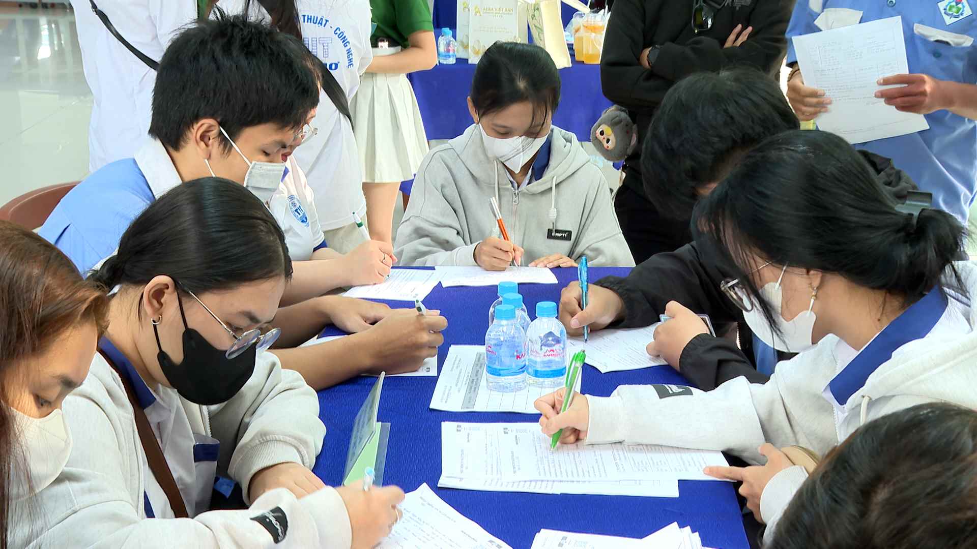 Employees register to find jobs at Can Tho City DVVL Center. Photo: My Ly
