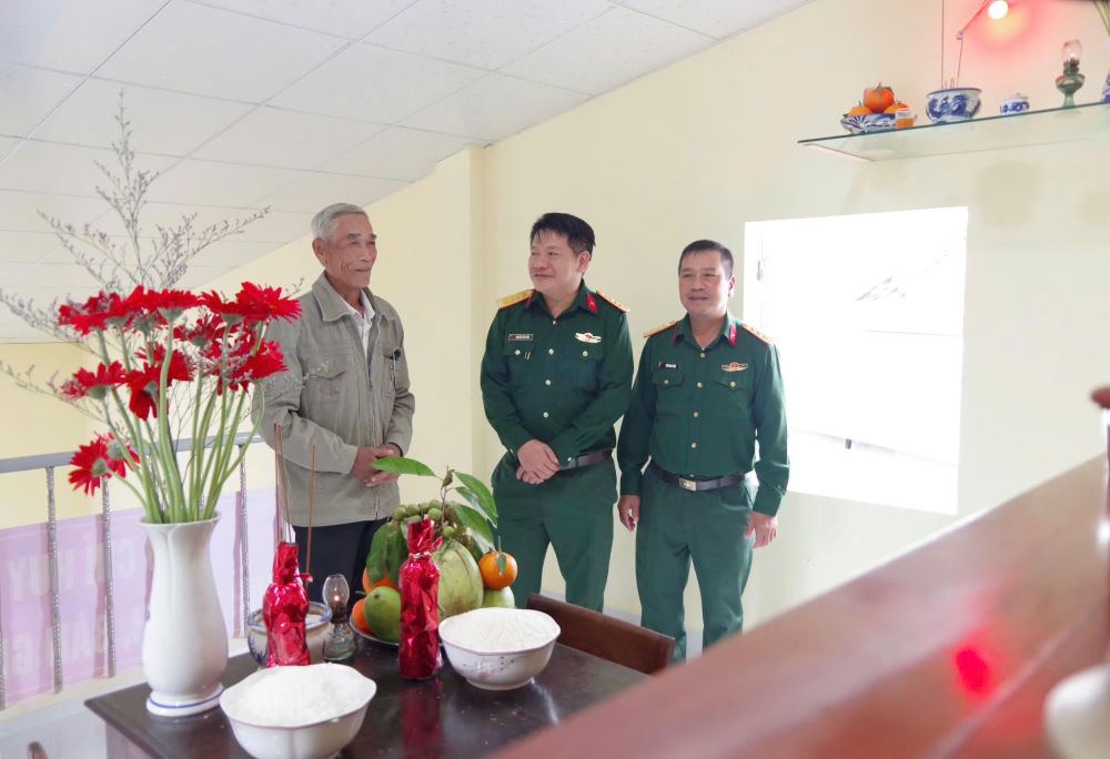 Da Nang Military Command hands over the first house to support people in Dak Lak. Photo: Khai Dang