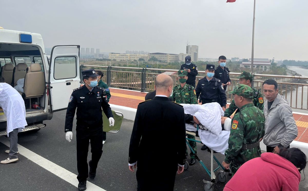 Luc luong chuc nang Mong Cai va Dong Hung phoi hop mo luong xanh cap cuu benh nhan qua cau Bac Luan 2. Anh: Cong thong tin UBND phuong Mong Cai 1