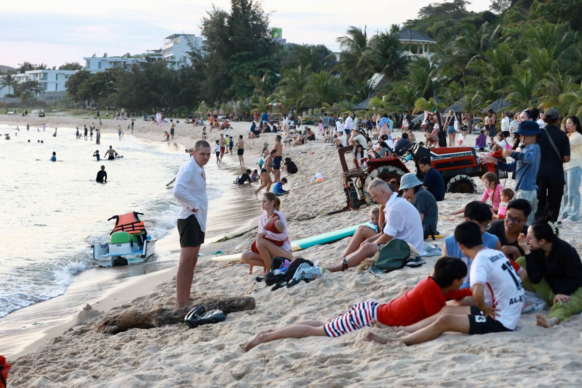 Khong khi nhon nhip du khach o bo bien Phan Thiet trong chieu dau tien cua nam 2026. Anh: Duy Tuan