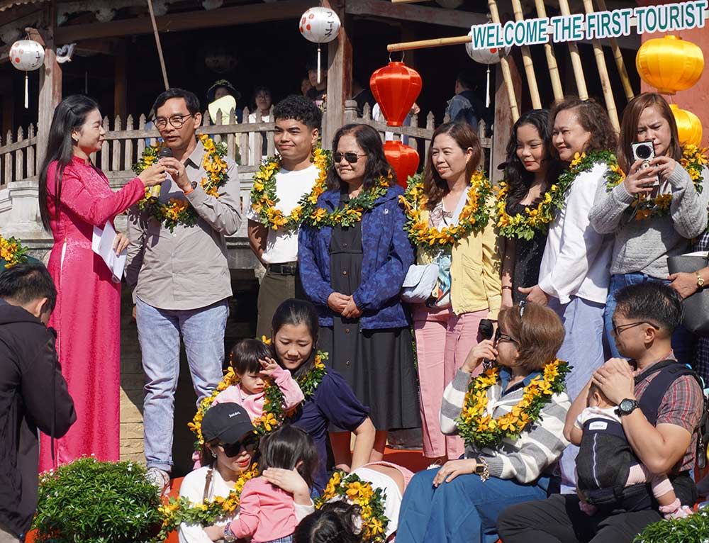 Da Nang tung bung chao don nhung doan khach du lich dau tien nam 2026. Anh: Tran Thi