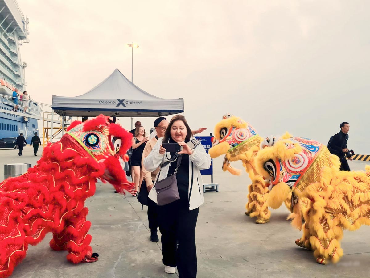 Du khach tau bien Celebrity Solstice chao nam moi 2026 tai Cang tau quoc te Ha Long. Anh: Doan Hung