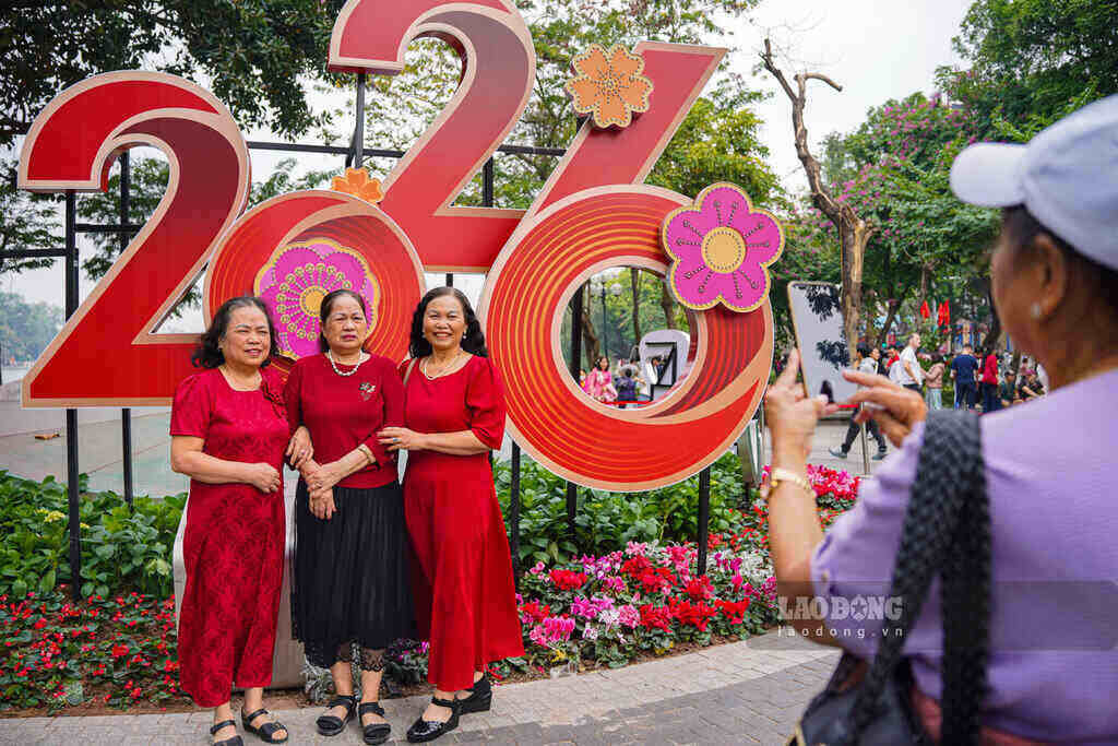 Tết Dương lịch 2026 Hà Nội đón lượng khách du lịch cao nhất trong lịch sử. 
