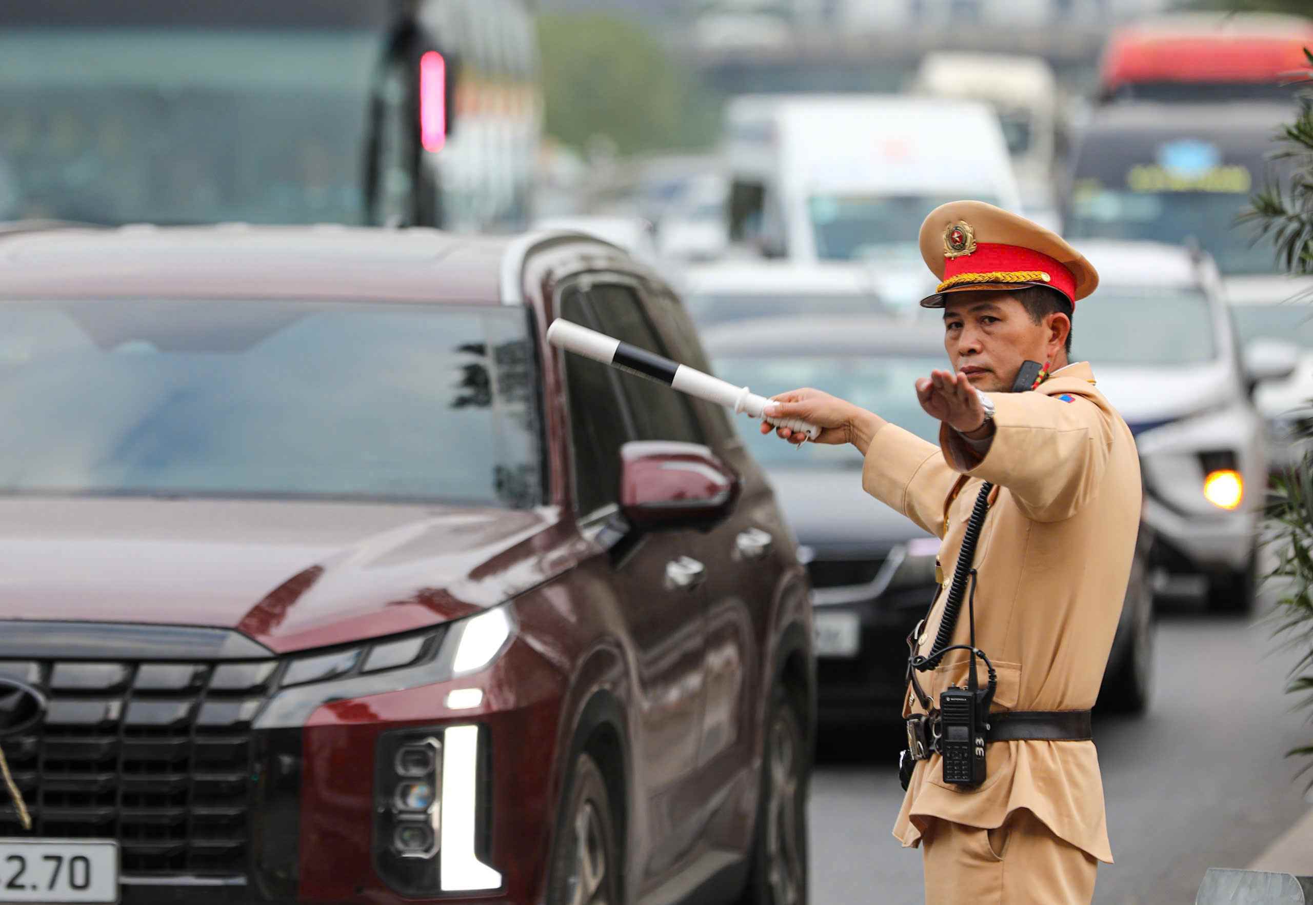 The number of vehicles increases sharply, Hanoi traffic police strain themselves to keep traffic smooth