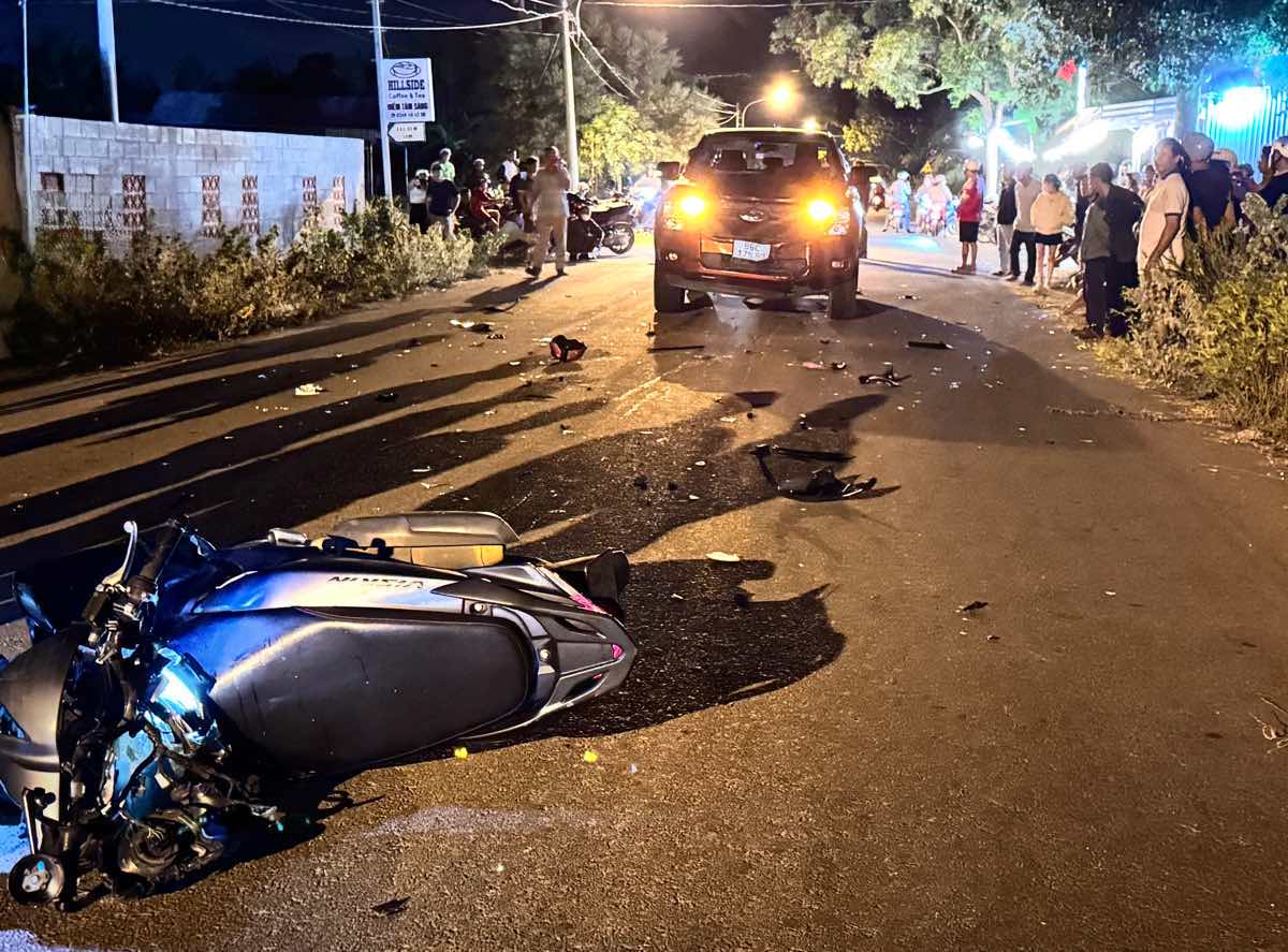 Hien truong vu tai nan giua xe o to va xe may. Anh: Duy Tuan