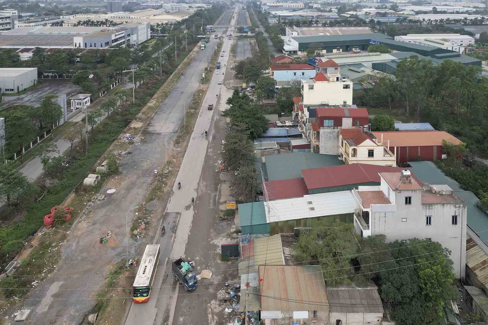 Du an mo rong Quoc lo 6 trien khai dut doan do vuong mat bang. Anh: Song Huu