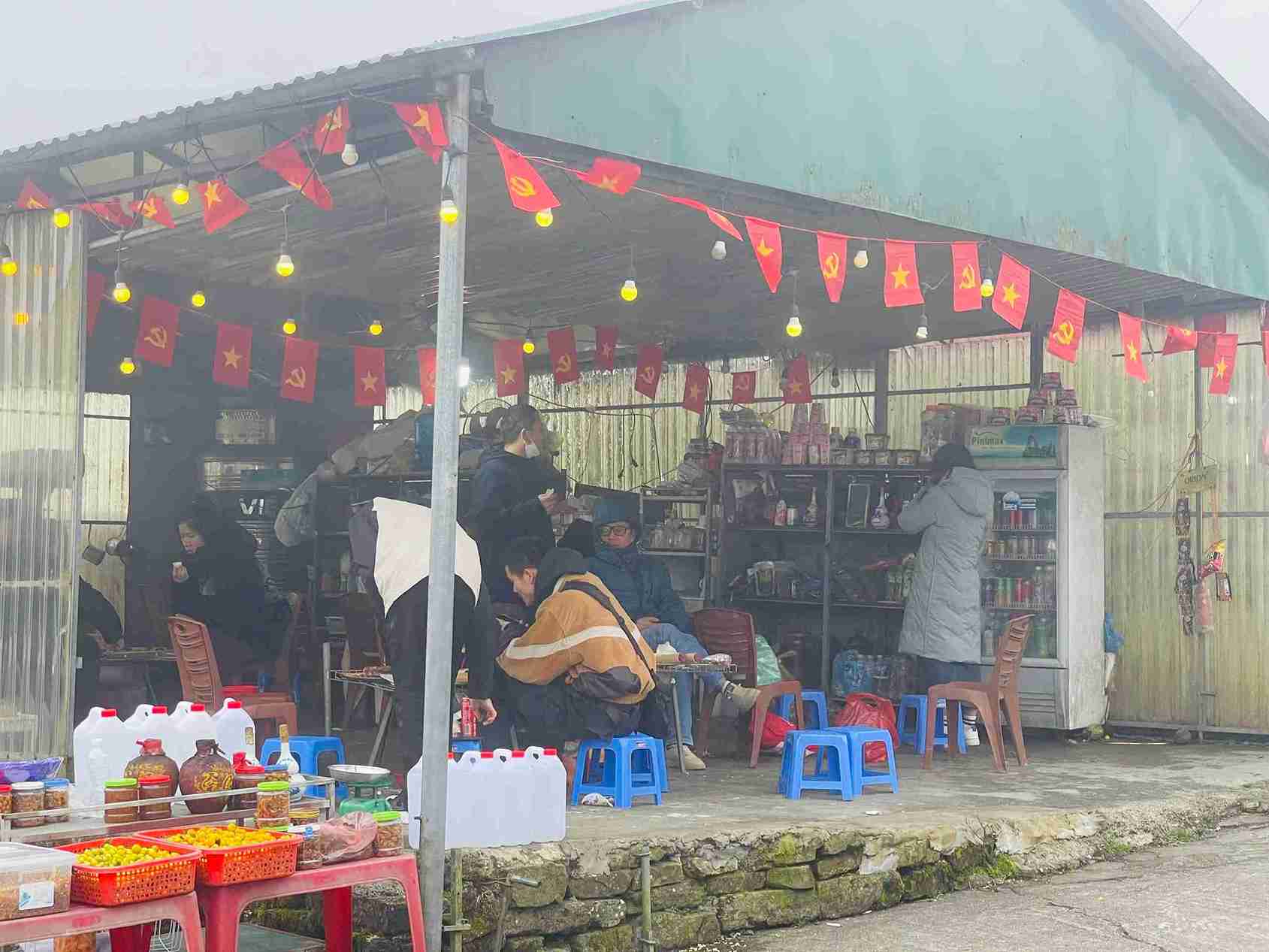 Du khach dung chan suoi am tai cac quan dich vu tren dinh nui Mau Son. Anh: Hai Ngoc