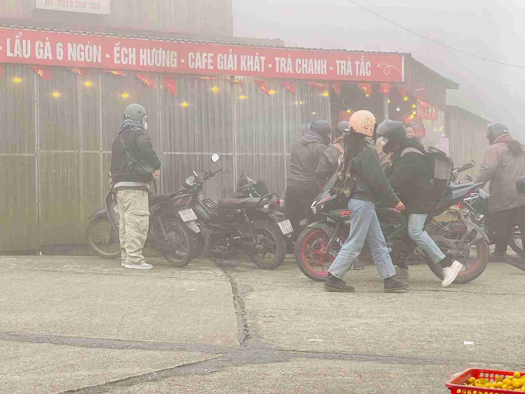 Khung canh mo ao tren dinh Mau Son thu hut dong dao du khach.