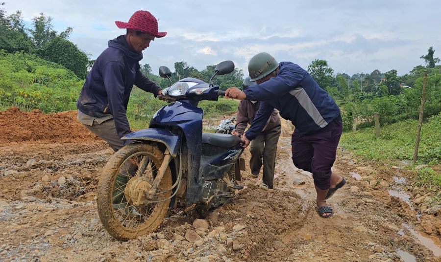 Before the reflection that the degraded road was slow to be repaired, leaders of Quang Tri province went to conduct actual inspections and gave drastic directions. Photo: Hung Tho