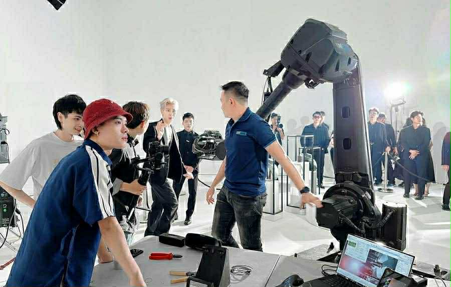 Dao dien Vinh Khuong (trai) trong hau truong san xuat phim. Anh: Nha san xuat