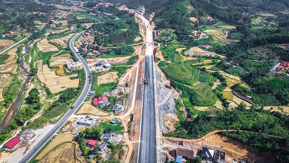 La autopista Huu Nghi - Chi Lang es señalada por la inspeccion como una serie de infracciones. Foto: Binh Linh