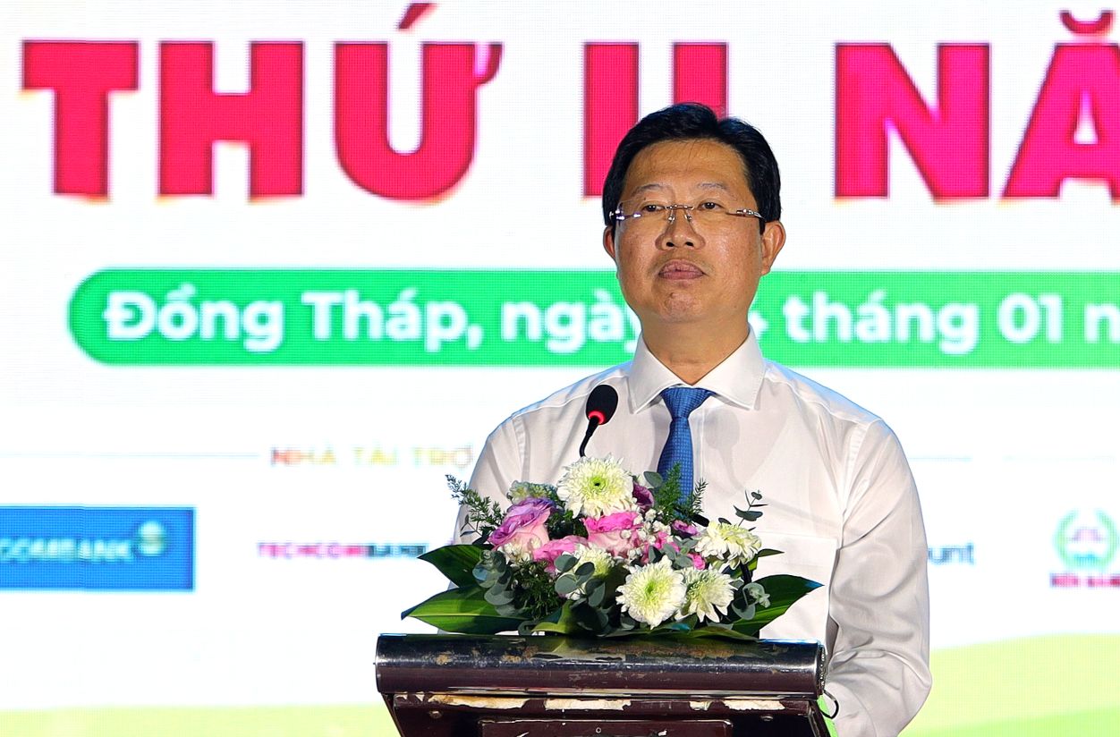 Pho Chu tich UBND tinh Dong Thap Huynh Minh Tuan phat bieu tai le be mac. Anh: Ban to chuc