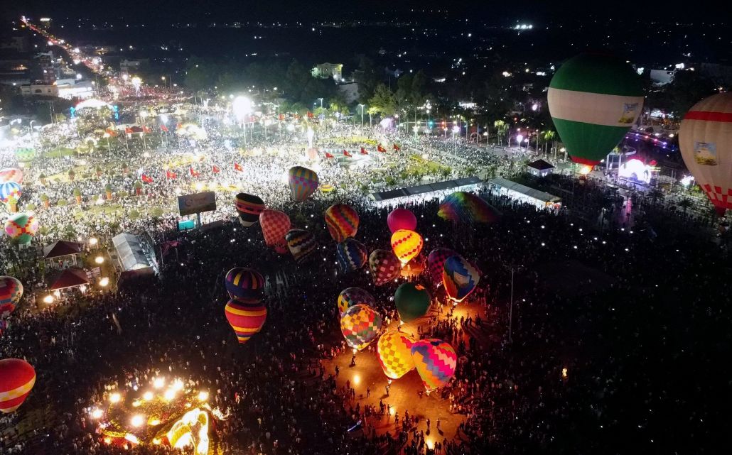 Nguoi dan, du khach hao huc voi su kien moi la, lan dau tai Festival: vua ngam hoa tuoi duoi dat, vua ngam khinh khi cau ruc ro tren nen troi. AnhL Ban to chuc