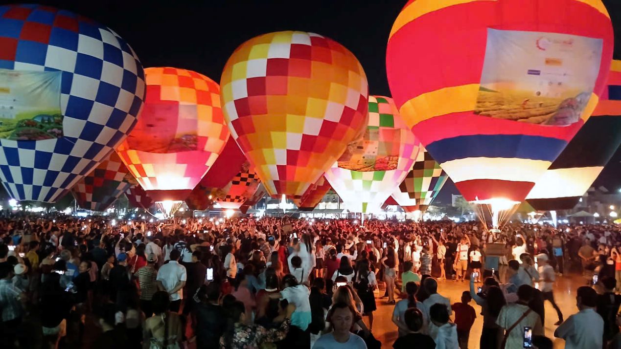 Nguoi dan, du khach den voi le be mac Festival. Anh: Ban to chuc