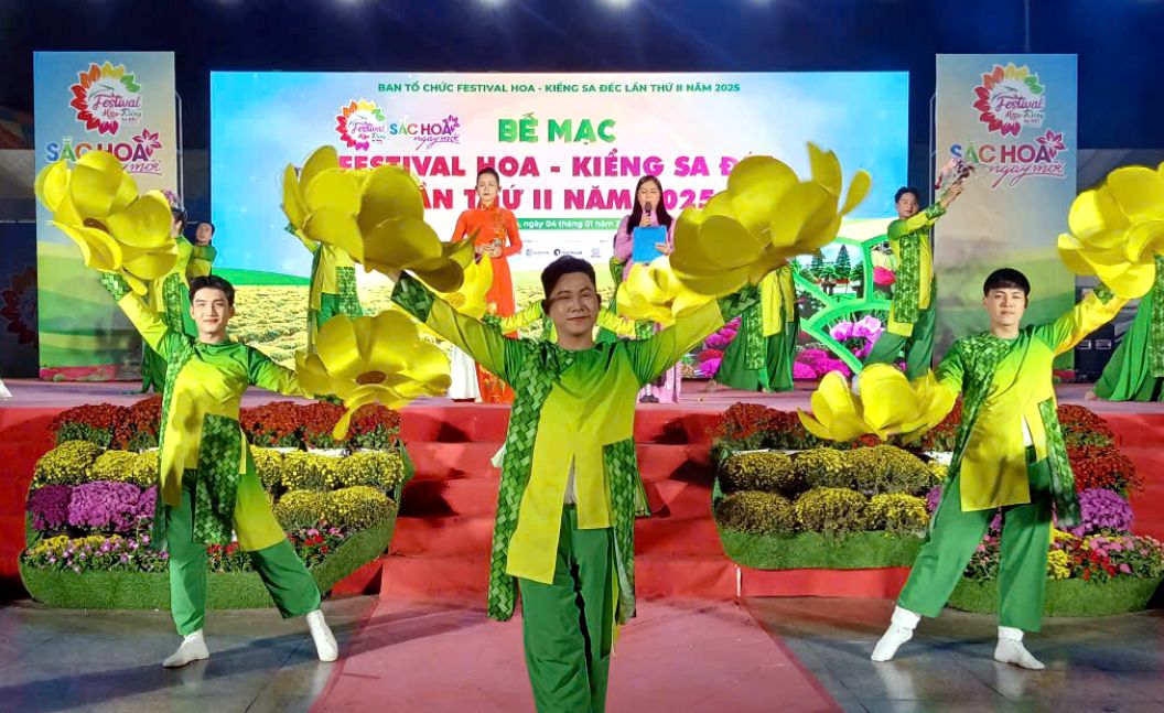 Hoat dong van hoa, nghe thuat tai le be mac Festival hoa kieng Sa Dec lan thu II. Anh: Ban to chuc Festival (Ban to chuc)