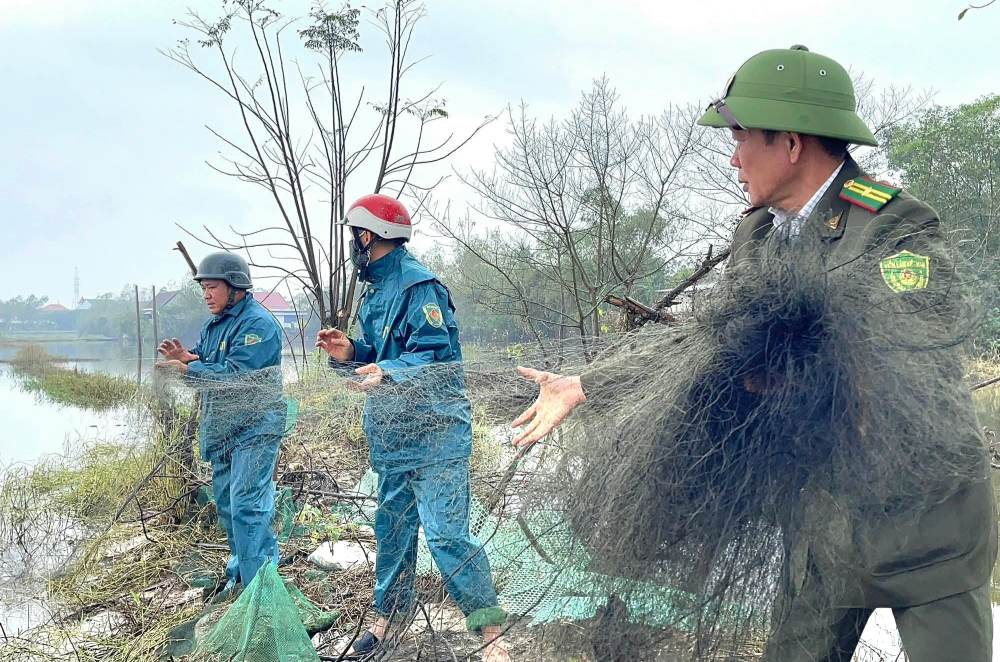 Ngoai bay thu cong, nguoi san chim con su dung loa va may phat tieng keu de mo phong am thanh dan chim, mo tren dien rong tai cac khu vuc dong ruong, bai boi ven song. 