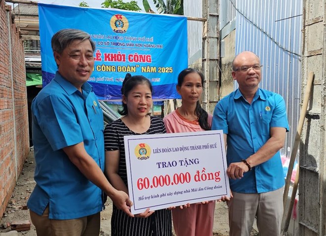 Hue City Labor Federation awards financial support for building "Trade Union Home" worth 60 million VND to female union members (pink shirts). Photo: Nguyen Luan