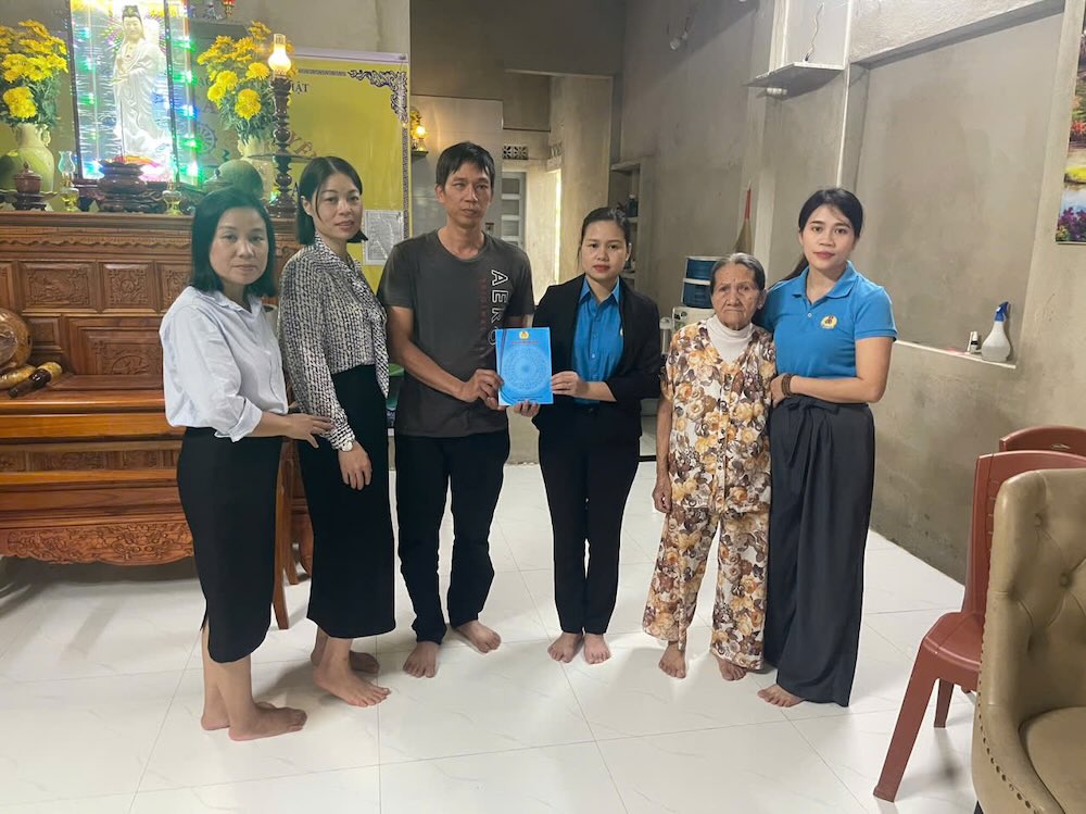Handing over support funds to families of union members who died from serious illnesses. Photo: Hue Trade Union