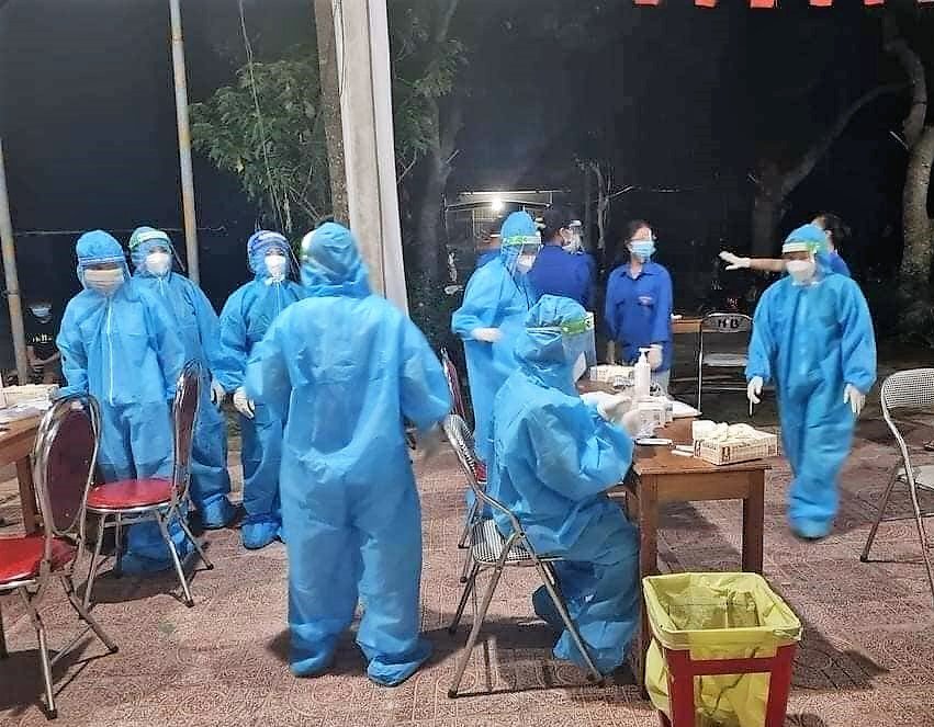 Doctors and medical staff of Nghe An participate in COVID-19 prevention during the peak period. Photo: Thanh Trung