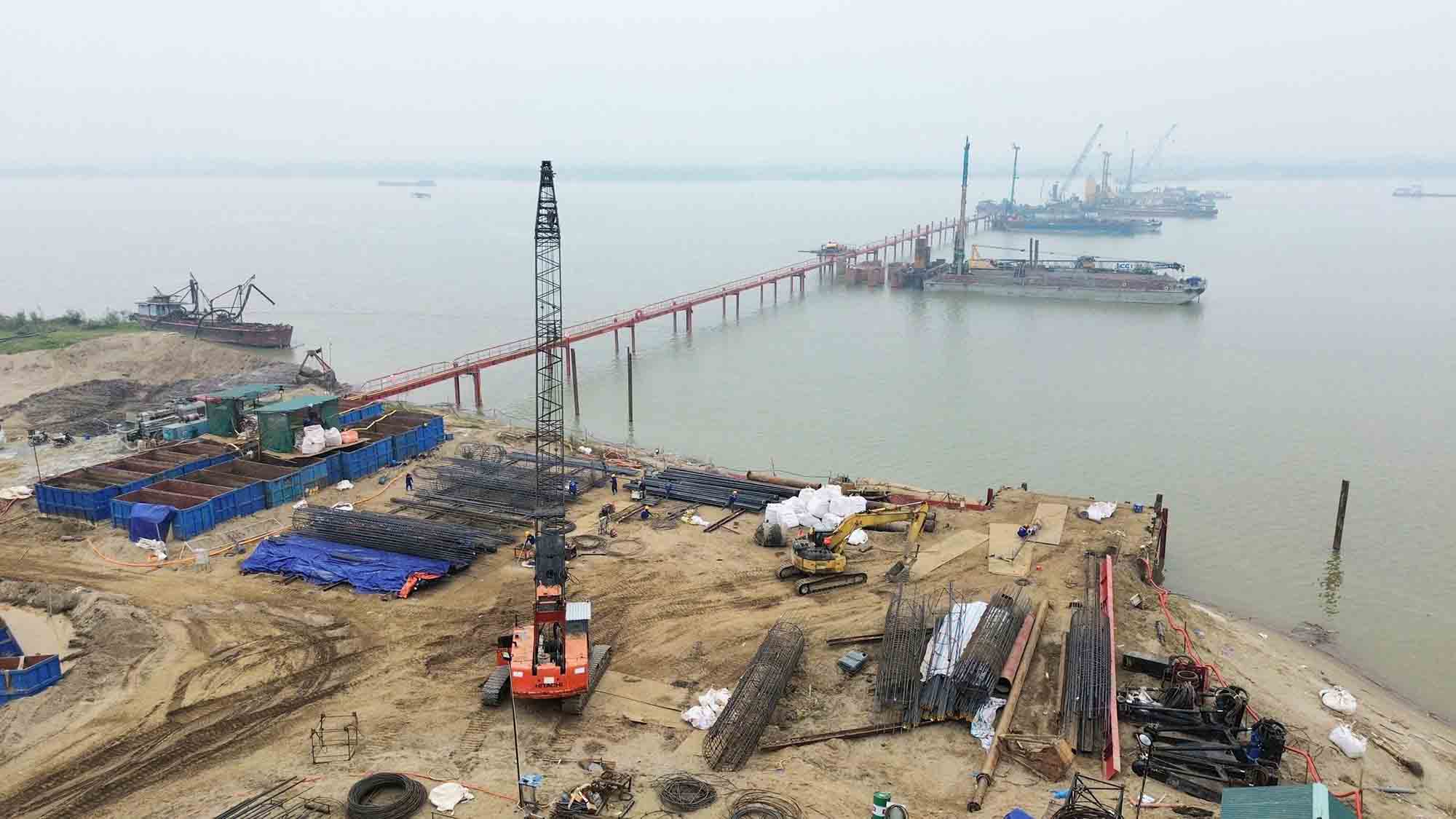 The construction site of the Hong Ha bridge project belongs to the Ring Road 4 project in Hanoi Capital. Photo: Song Huu