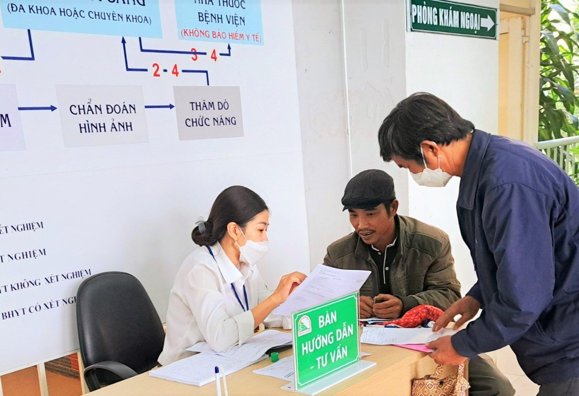 Ke don thuoc dai han va bo cac thu tuc ruom ra se tao dieu kien thuan loi cho nguoi dan den kham, chua benh tai cac co so y te. Anh: Phuc Khanh