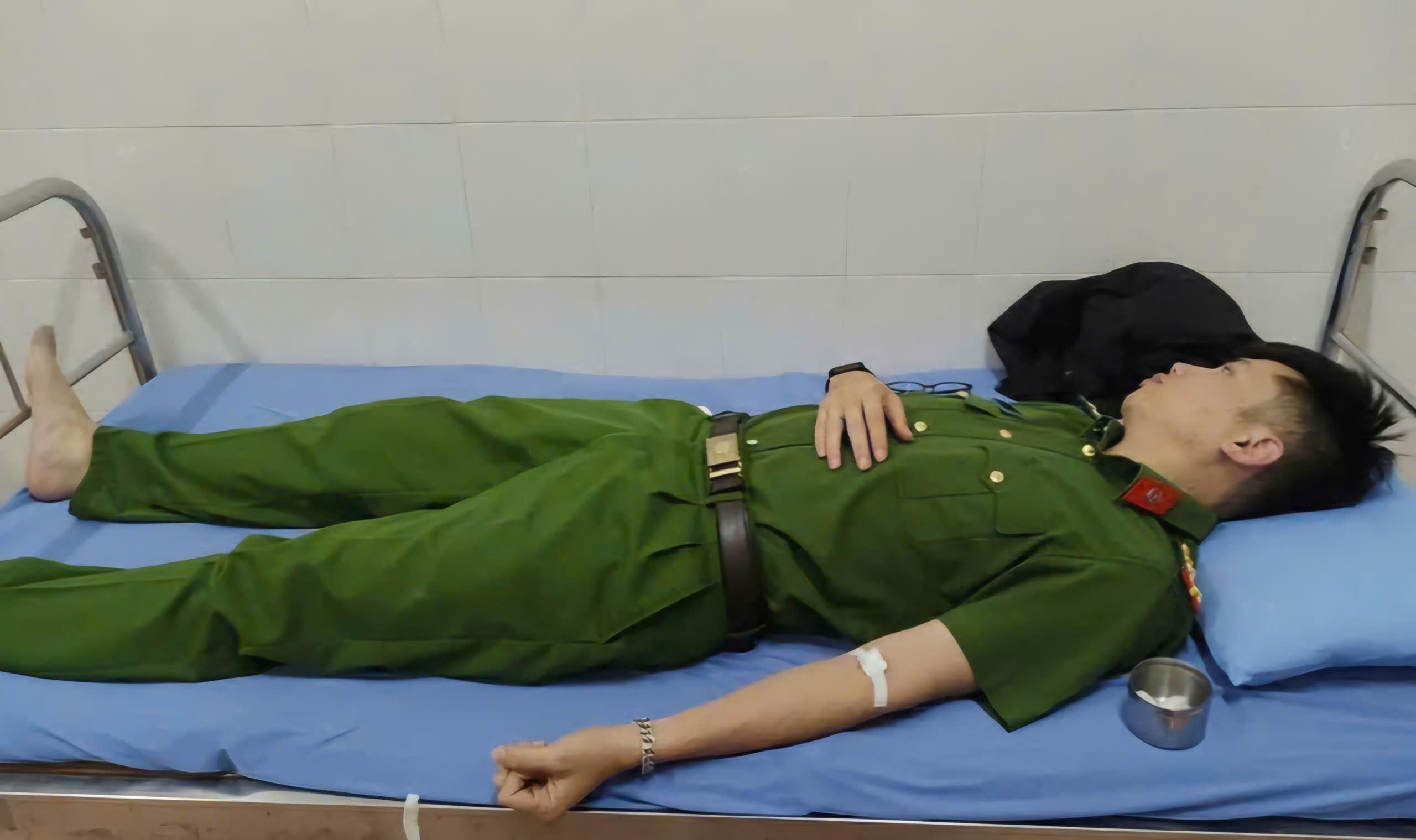 Captain Do Quang Thang, a police officer of Di Linh commune, donated live blood to save people at the hospital. Photo: Di Linh Regional Health Center provided