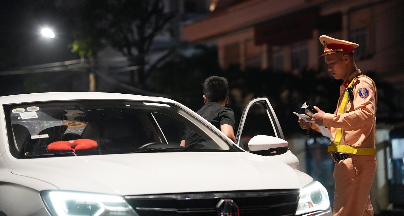 Canh sat giao thong yeu cau dung xe, kiem tra phuong tien tren duong Hai Ba Trung, phuong Nghia Lo trong dip nghi Tet duong lich 2026. Anh: Vien Nguyen