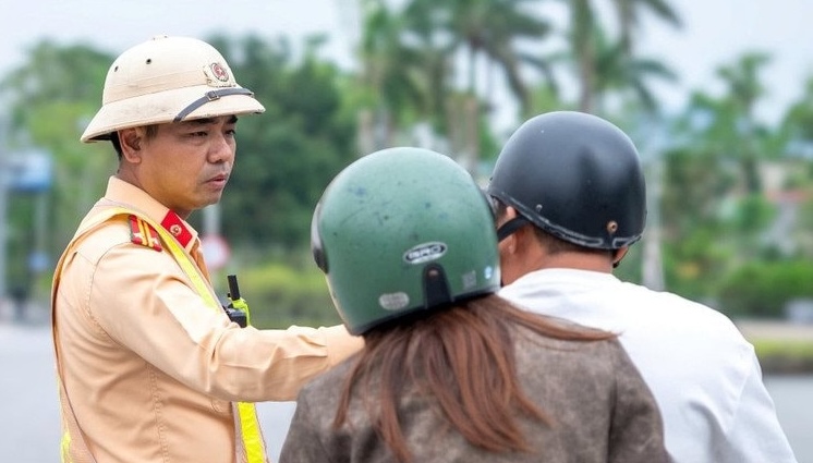 Traffic police check alcohol concentration for motorcyclists. Photo: Dang Cuong