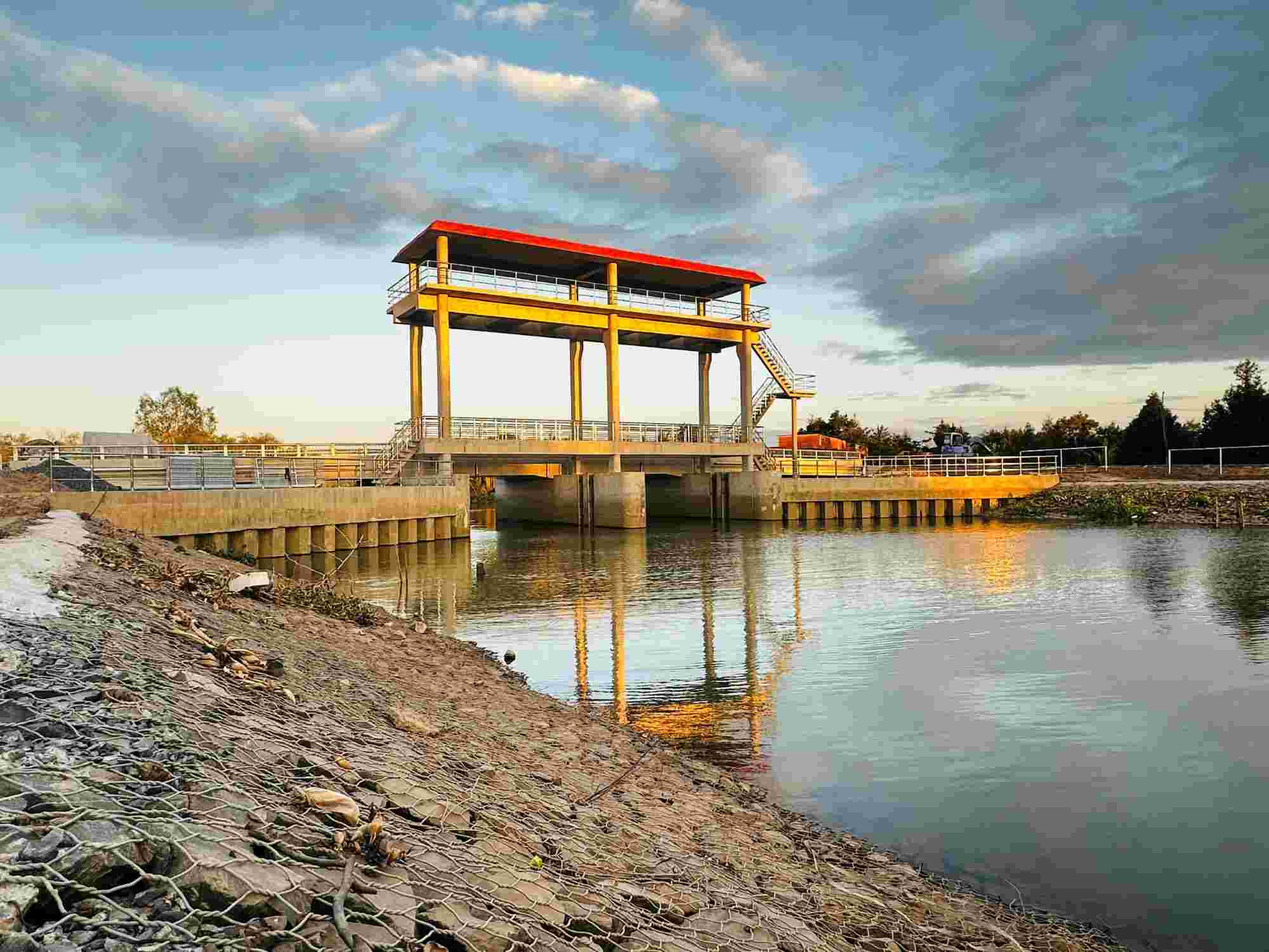 Saltwater drainage system contributes to retaining fresh water sources. Photo: Hoang Loc