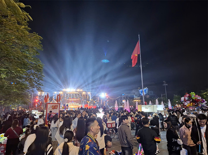 Quang truong Nha hat thanh pho Hai Phong la diem thu hut khach den tham quan, du lich. Anh: Mai Chi