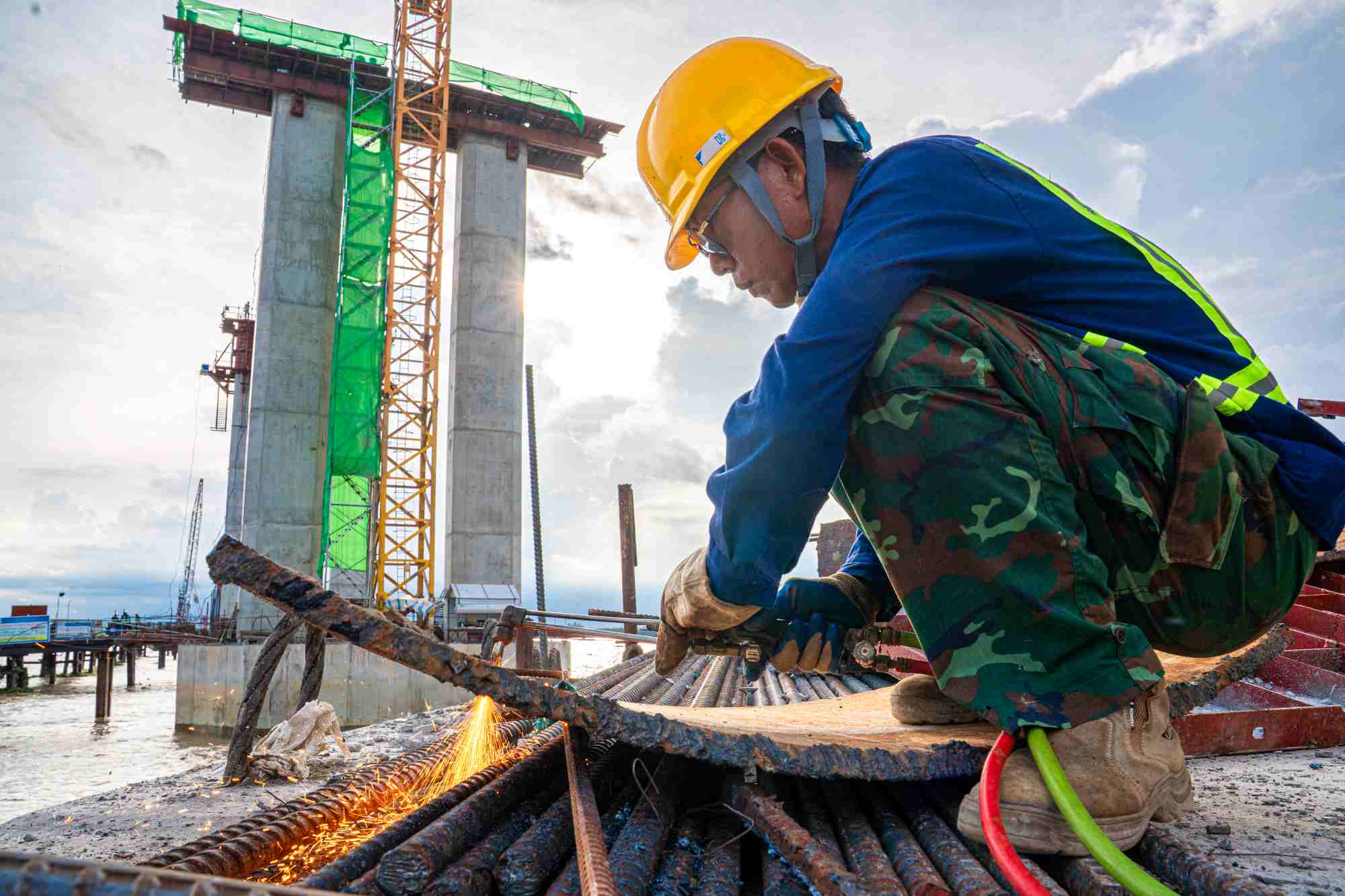 Workers constructing the Chau Doc - Can Tho - Soc Trang expressway. Photo: Ta Quang