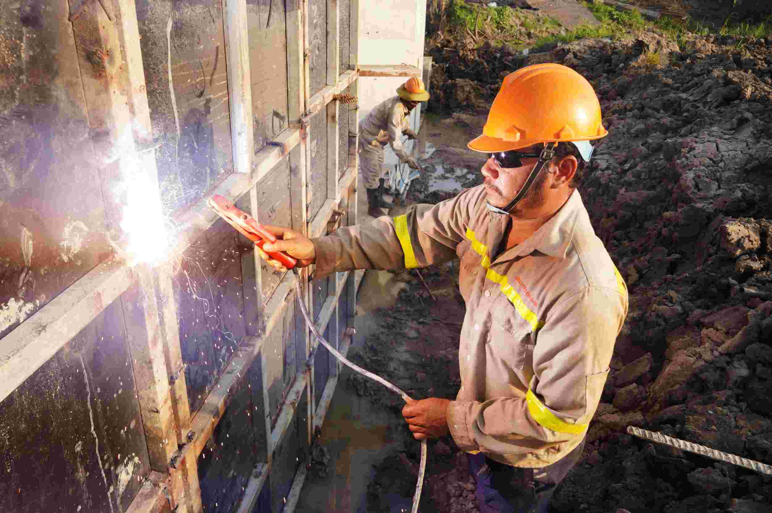 Cong nhan thi cong cao toc Chau Doc - Can Tho - Soc Trang. Anh: Ta Quang