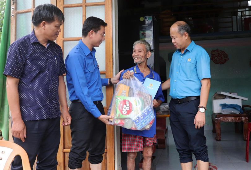 Mr. Le Van Dai - Standing Vice Chairman of Da Nang City Labor Federation (right) - presents gifts to support flood victims. Photo: Da Nang Trade Union
